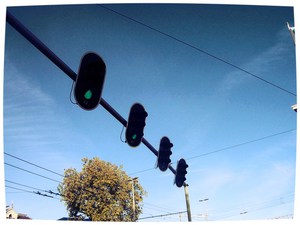 Een stoplicht springt op rood, een ander op groen, in Almelo is altijd wat te doen. Herman Finkers